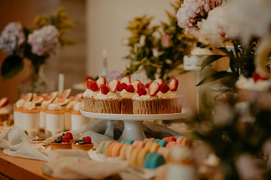 Photo de <a href="https://unsplash.com/fr/@kukaka?utm_content=creditCopyText&utm_medium=referral&utm_source=unsplash">QingYu</a> sur <a href="https://unsplash.com/fr/photos/cupcakes-rouges-et-blancs-sur-plateau-blanc-