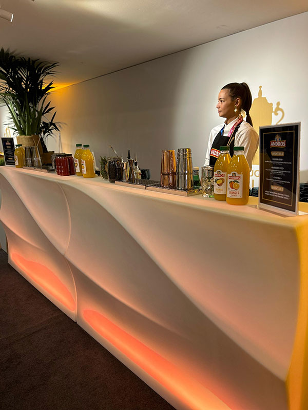 Bar à cocktail blanc en intérieur lors d'un mariage