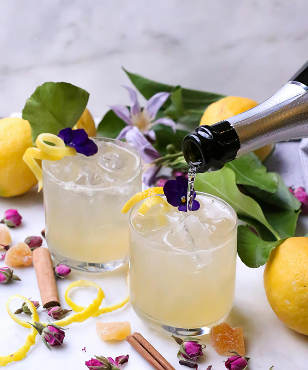 Pr&eacute;paration d'un cocktail sur mesure avec des fleurs pour un mariage