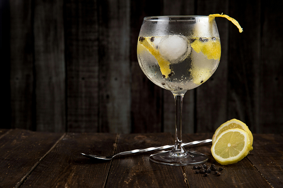 Cocktail Gin tonic avec bouteille de Bombay Sapphire et une canette de Schweppes