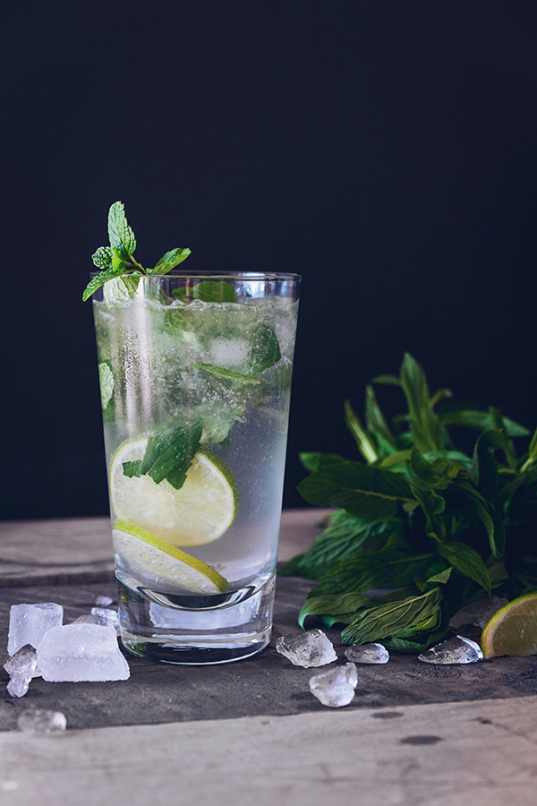 Photo d'un mojito sur un fond noir