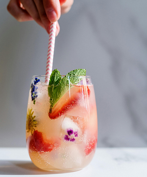 Barman finissant la pr&eacute;paration d'un cocktail sur mesure 