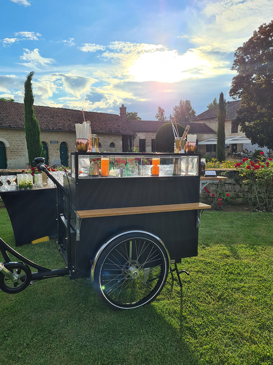 Barman Evénementiel - Bar mobile location Val d'Oise Location de bar mobile avec barman pour réaliser vos cocktails lors de vos évènements dans le Val d'Oise